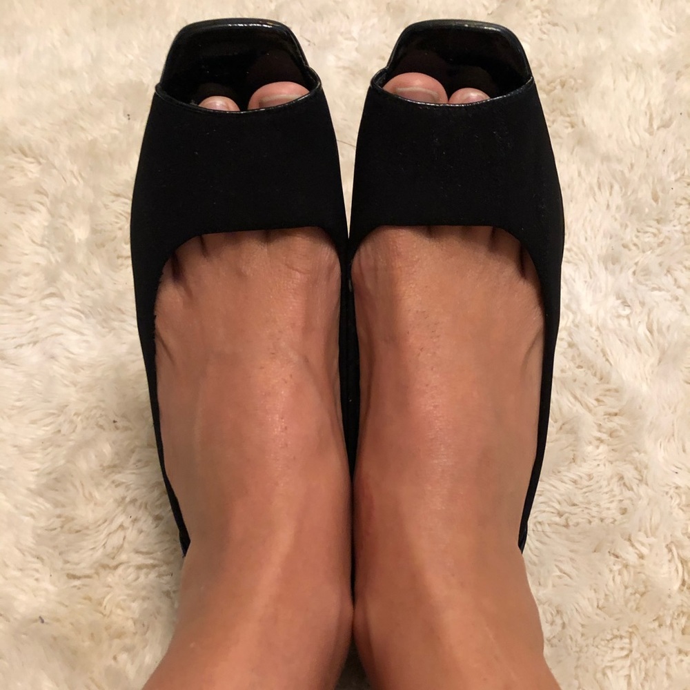 Ellen Tracy black peep toe heels